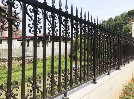 別墅護(hù)欄和別墅的美觀堅(jiān)固搭配
